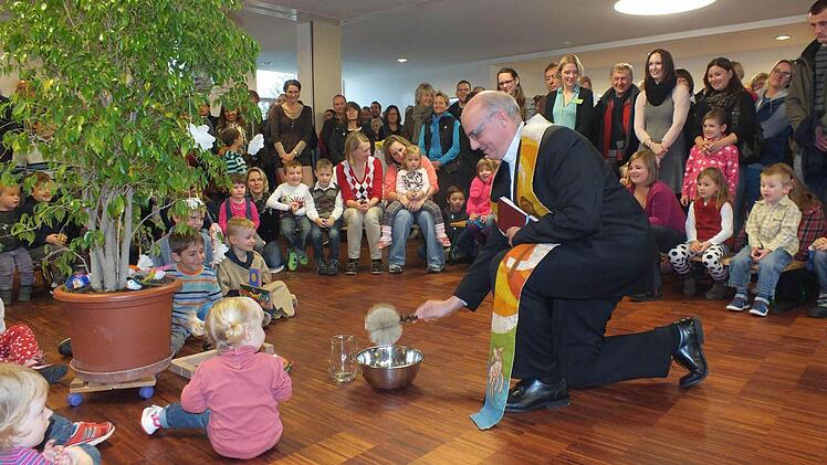 Pfarrer Helmut Hetzel segnet das Kinderhaus auf der Herzo Bse.  Foto: Manfred Welker