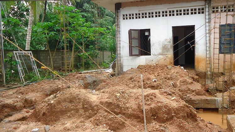 Bei dem Tsunami ist das Mädchenheim schwer beschädigt wroden.