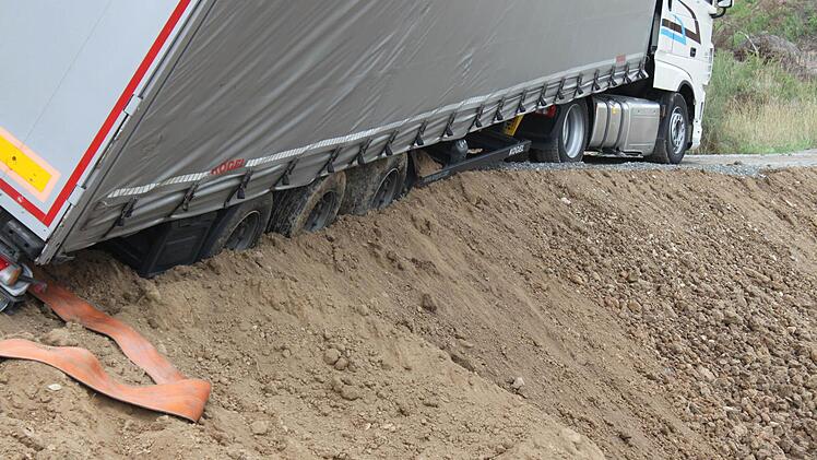 Hier hat der Lkw schon bedenkliche Schräglage. Aber die Gurte für den Kran liegen schon bereit.  Foto: Katrin Geyer
