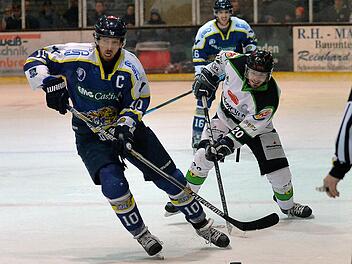 Im April trafen die Höchsadter um Daniel Tratz (re.) und Waldkraiburg (li. Max Kaltenhauser) noch in der Bayernliga aufeinander. Das erste Duell in der Oberliga ging an die Alligators.  Foto: Archiv