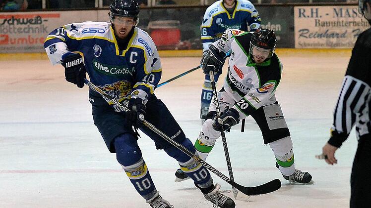 Im April trafen die Höchsadter um Daniel Tratz (re.) und Waldkraiburg (li. Max Kaltenhauser) noch in der Bayernliga aufeinander. Das erste Duell in der Oberliga ging an die Alligators.  Foto: Archiv