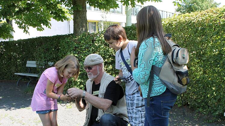 Adrian Price nimmt die Fotos der Kinder genau unter die Lupe und steht mit Tipps und Ratschlägen zur Seite. Foto: Janina Reuter
