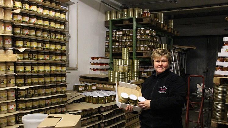 Ulrike Krafft in ihrem "Keller voller Köstlichkeiten”, alles selbst veredelt   Evi Seeger