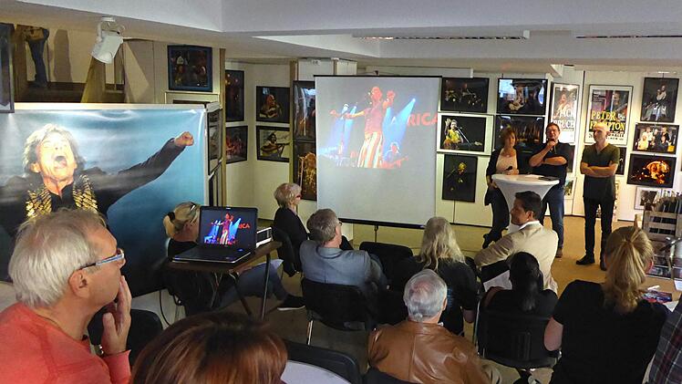 Gaby und Wolfgang Heyder bei der gut besuchen Talkrunde in der xaver-mayr-galerie zusammen mit Moderator Ralf Kestel.  Foto: Helmut Ölschlegel