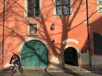 Bamberg will im kommenden Jahr mit der Sanierung des Schlosses Geyerswörth beginnen. Das aus dem späten Mittelalter stammende Gebäude beherbergt derzeit das Sozialrathaus.  M. Wehner