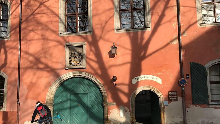 Bamberg will im kommenden Jahr mit der Sanierung des Schlosses Geyerswörth beginnen. Das aus dem späten Mittelalter stammende Gebäude beherbergt derzeit das Sozialrathaus.  M. Wehner