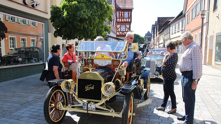 Das Ford Modell T, Baujahr 1911, wird in der Bahnhofstraße von vielen Menschen bewundert; schnell kommen sie mit den Besitzern, Wilfried und Elisabeth Roth, ins Gespräch.Matthias Einwag