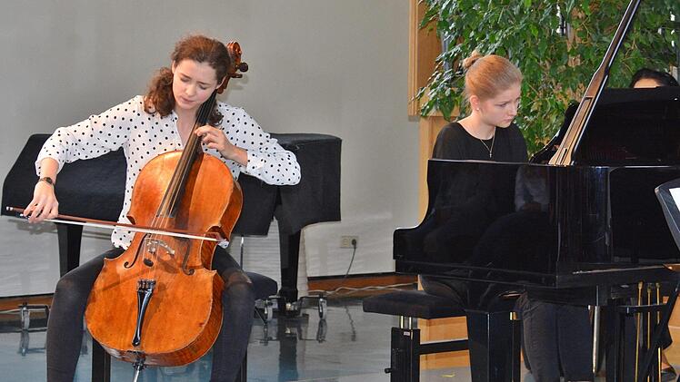 Michaela Groh (Klavier) und Anastasia Kobekina im Orgelsaal der Berufsfachschule für Musik Bad Königshofen. Foto: Friedrich