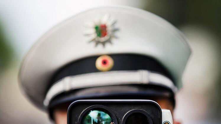 1745 Geschwindigkeitsüberschreitungen in nur zwei Tagen stellte die Polizei Nürnberg fest. Die Kontrollen wurden durchgeführt, um mehr Sicherheit auf dem Schulweg zu gewährleisten. Symbolfoto: Rolf Vennenbernd/dpa