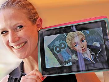 Lehrerin Johanna Uhl zeigt ihr virtuelles Pendant auf dem Tablet. Sie sagt, das "neumodische Zeug" werde aus dem Unterricht nicht mehr verschwinden. Im Gegenteil. Diana Fuchs