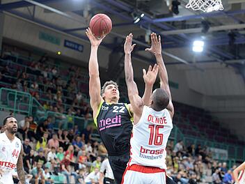 Beim Vorbereitungsturnier um den Actic-Cup in der Oberfrankenhalle kassierten die Bayreuther um Neuzugang Reid Travis (links) eine 56:97-Packung gegen Bamberg (rechts Louis Olinde).  Foto: Peter Mularczyk