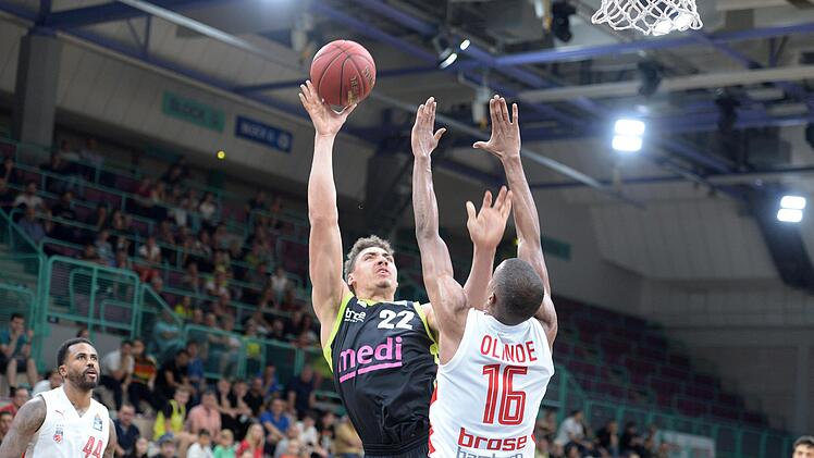 Beim Vorbereitungsturnier um den Actic-Cup in der Oberfrankenhalle kassierten die Bayreuther um Neuzugang Reid Travis (links) eine 56:97-Packung gegen Bamberg (rechts Louis Olinde).  Foto: Peter Mularczyk
