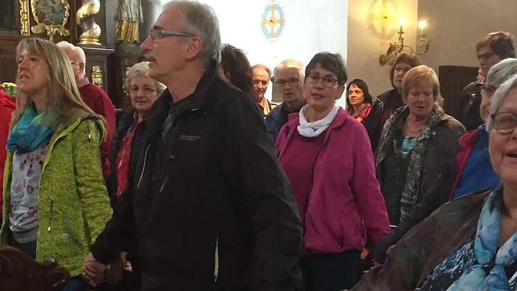 Bei dem Lied "Der Frieden beginnt in mir" erhoben sich alle Besucher spontan von den Plätzen, reichten sich die Hände und sangen leise mit.Regina Rinke