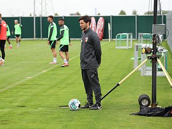 Wieder im Trainingsbetrieb nach kurzer Sommerpause sind die Profis des FC Augsburg. Unser Bild zeigt den Obererthaler Benny Brust (vorne), der beim Fußball-Bundesligisten als Video-Analyst zum Trainerstab gehört. Foto: FC Augsburg