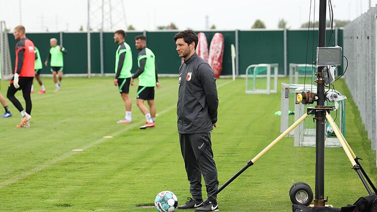 Wieder im Trainingsbetrieb nach kurzer Sommerpause sind die Profis des FC Augsburg. Unser Bild zeigt den Obererthaler Benny Brust (vorne), der beim Fußball-Bundesligisten als Video-Analyst zum Trainerstab gehört. Foto: FC Augsburg