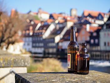 Ein Bier muss "mitnahmefähig" sein. Alles andere kann teuer für den Wirt werden. Hätten die Gäste außerhalb des Biergartens das Bier getrunken, hätten sie nicht gegen die Corona-Verordnung verstoßen. Foto: Bastian Sünke