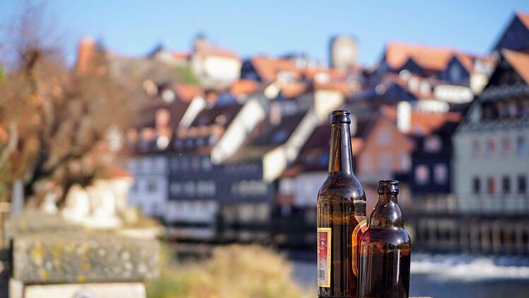 Ein Bier muss "mitnahmefähig" sein. Alles andere kann teuer für den Wirt werden. Hätten die Gäste außerhalb des Biergartens das Bier getrunken, hätten sie nicht gegen die Corona-Verordnung verstoßen. Foto: Bastian Sünke