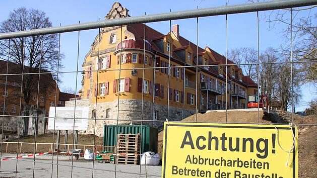 Rund hundert Infektionen im Landkreis haben mit dem Coronoa-Ausbruch auf dieser Baustelle in Mainleus zu tun.