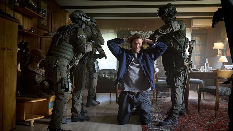 Eric Seeler (Sebastian Str&ouml;bel) wird von einem SEK aufgegriffen. Was hat er verbrochen?