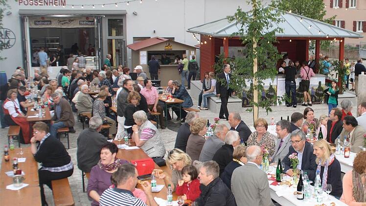 Das erste Possenheimer Weinfest auf dem neu gestalteten Dorfplatz war ein voller Erfolg.  Fotos: G. Bauer