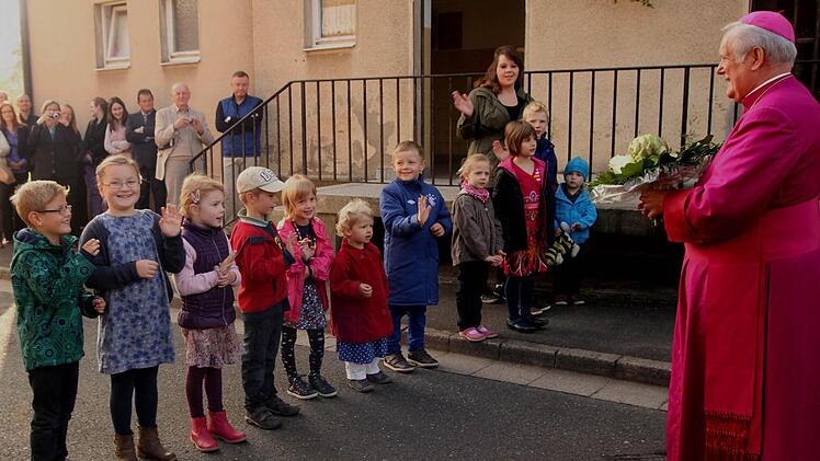 Über das Willkommensgedicht der Mädchen und Buben aus dem Kindergarten freute sich Bischof Hofmann ganz besonders. Foto: Günther Geling