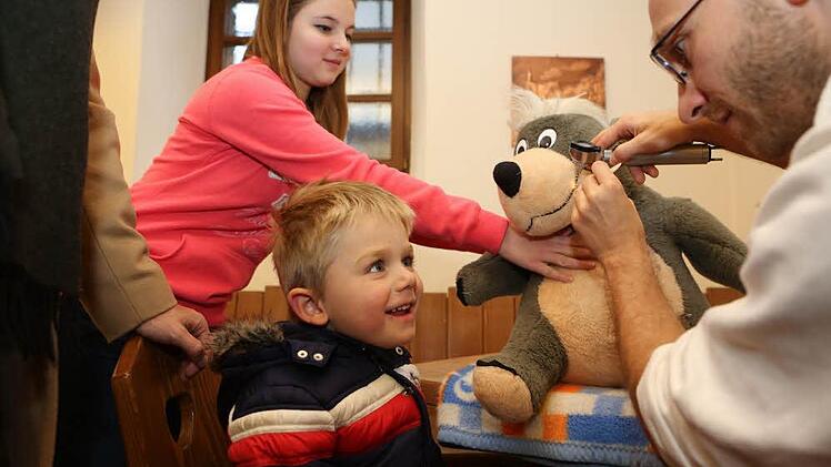 In der Krankenstation für Puppen und Kuscheltiere. Foto: Barbara Herbst