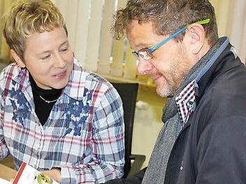 Sie freuen sich über das gelungene Werk: Die Leiterin des Rennsteig-Tourismusbüros, Manja Hünlein und der Geschäftsführer vom Frankentourismus-Service Center, Markus Franz. Foto: Veronika Schadeck