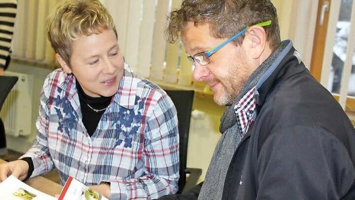 Sie freuen sich über das gelungene Werk: Die Leiterin des Rennsteig-Tourismusbüros, Manja Hünlein und der Geschäftsführer vom Frankentourismus-Service Center, Markus Franz. Foto: Veronika Schadeck