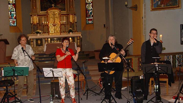 Lieder und Texte von Leben, Liebe und Gesellschaft präsentierten Burkhard und Edith Fecher sowie Fridericke und Lucas Kraus bei der Abendmusik der Kurseelsorge. Foto: Brigitta Kempe-Wolf