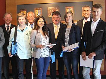 Feierstunde im Landratsamt Kulmbach: Die vier besten Mittelschüler und M-Zug-Absolventen wurden von (von links) Schulrat Mario Schmidt, Kreishandwerksmeister Günther Stenglein, dem Vorsitzenden des Arbeitskreises Schule und Wirtschaft Michael Pfitzner, Landrat Klaus Peter Söllner, dem Geschäftsführer der Handwerkskammer für Oberfranken Bernd Sauer und Schulrat Jürgen Vonbrunn ausgezeichnet. Fotos: S. Adam