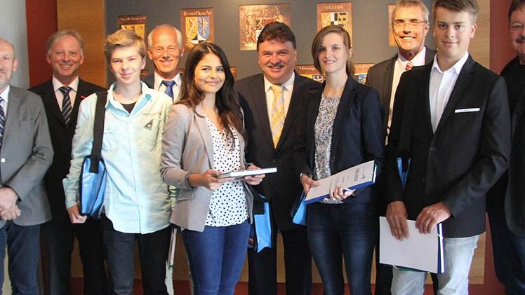 Feierstunde im Landratsamt Kulmbach: Die vier besten Mittelschüler und M-Zug-Absolventen wurden von (von links) Schulrat Mario Schmidt, Kreishandwerksmeister Günther Stenglein, dem Vorsitzenden des Arbeitskreises Schule und Wirtschaft Michael Pfitzner, Landrat Klaus Peter Söllner, dem Geschäftsführer der Handwerkskammer für Oberfranken Bernd Sauer und Schulrat Jürgen Vonbrunn ausgezeichnet. Fotos: S. Adam
