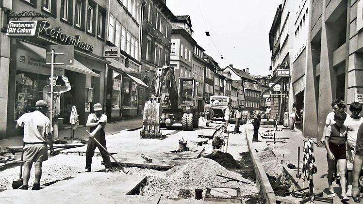Bauarbeiten im unteren Teil des Steinwegs, als dieser noch keine Fußgängerzone war. Deutlich sind noch die Bordsteinkanten für den Bürgersteig zu erkennen.Foto: Archiv