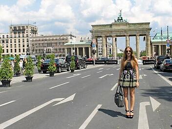 Das Bild zeigt einen "Look", den Wiebke zur Fashion Week in Berlin 2013 getragen hat. Im Hintergrund ist die Absperrung für die Fashion Week Area zu erkennen.  Foto: privat