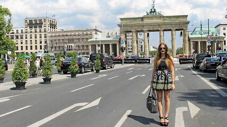 Das Bild zeigt einen "Look", den Wiebke zur Fashion Week in Berlin 2013 getragen hat. Im Hintergrund ist die Absperrung für die Fashion Week Area zu erkennen.  Foto: privat