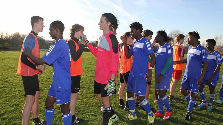 Freundschaft und Fairness versprachen sich beide Mannschaften und freuten sich auf das Solidaritäts-Fußballspiel