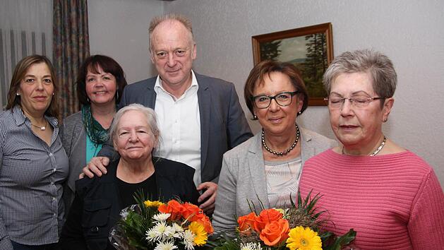 Urkunden f&uuml;r die Jubilare (v. l.): Kreisvorsitzende Nicola Renner-Knopp, FU-Ortsvorsitzende Kerstin Schneider, B&uuml;rgermeister Helmut Blank; vorne Ruth Christall, Bezirksr&auml;tin Karin Renner, Helma G&ouml;tschel.  Foto: Arnold N&ouml;th