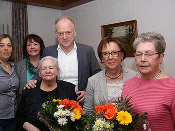 Urkunden für die Jubilare (v. l.): Kreisvorsitzende Nicola Renner-Knopp, FU-Ortsvorsitzende Kerstin Schneider, Bürgermeister Helmut Blank; vorne Ruth Christall, Bezirksrätin Karin Renner, Helma Götschel.  Foto: Arnold Nöth