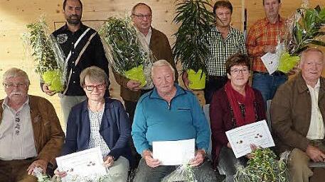 In Steinbach am Wald wurden in der Gruppe II elf Teilnehmer durch den Gartenbaukreisverband Kronach ausgezeichnet. Mit im Bild auch stellvertretender Kreisvorsitzender Edgar Bärenz (links).  Foto: Gerd Fleischmann