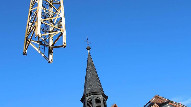 Von der Spitalstraße aus wurden die Einzelteile des Baukrans über die Spitalkirche an die Baustelle gehoben. Foto: Andreas Dorsch