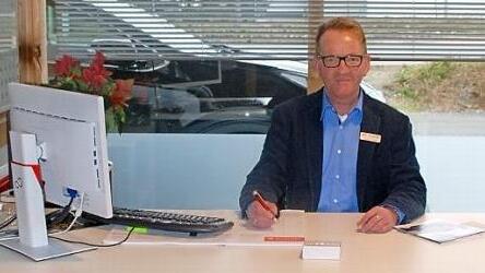 Wer sich für einen Neuwagen der Marke Kia interessiert, ist bei Verkaufsberater Jürgen Riegel genau an der richtigen Adresse.  Foto: Jürgen Scheibe