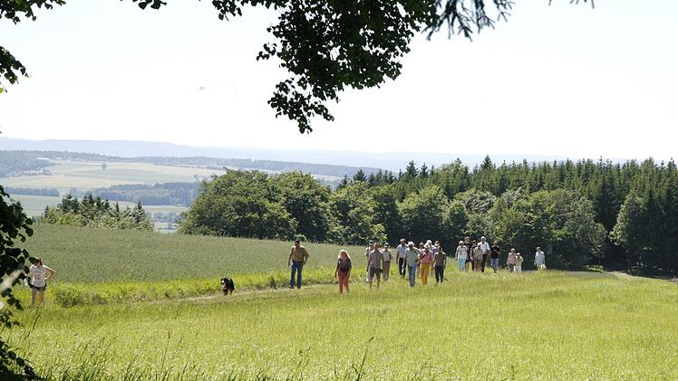Über fast sieben Kilometer führt der Heiß-Schnabrich-Gedenkweg durch Wiesen und Wälder von Stadtsteinach hoch nach Triebenreuth.