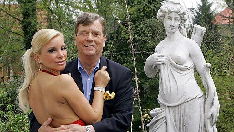 Tatjana Gsell und Prinz Ferfried von Hohenzollern umarmen sich  Foto: Jens Kalaene dpa/