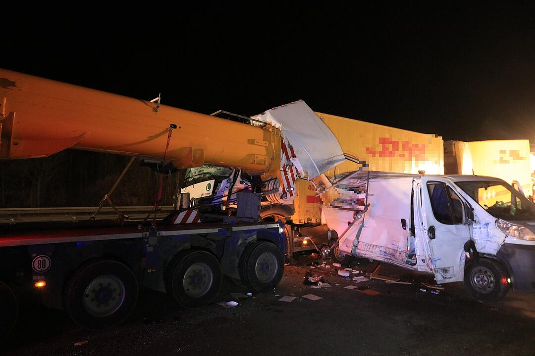 Zwei tödliche Unfälle auf der A3 in kurzer Zeit: Zwei Lkw rasen jeweils in Stauende