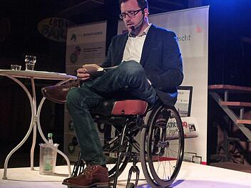 Lebenskunst aus dem Rollstuhl heraus: Timo Ameruoso las auf Gut Leimershof.  Foto: Andreas Thamm