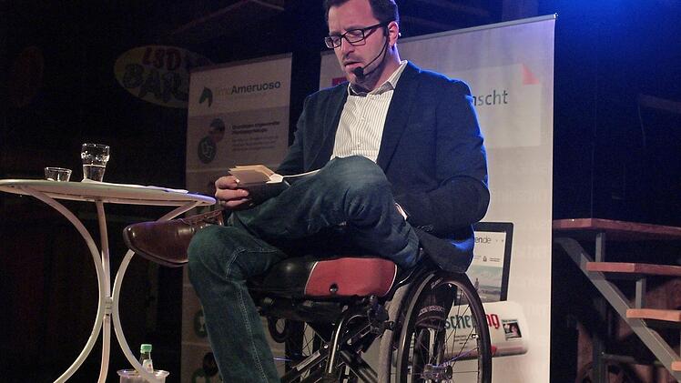 Lebenskunst aus dem Rollstuhl heraus: Timo Ameruoso las auf Gut Leimershof.  Foto: Andreas Thamm