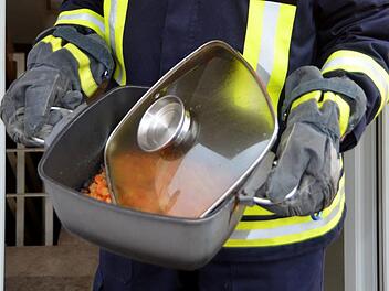 Die Feuerwehr brachte den Topf ins Freie.  Foto: Peter Rauch