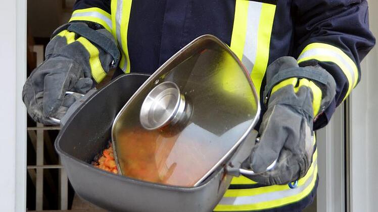 Die Feuerwehr brachte den Topf ins Freie.  Foto: Peter Rauch