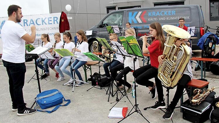 Der Nachwuchs der Jugendkapelle unter der Leitung von Michael Schmidt zeigte sein musikalisches Können zur Einweihung der Firma Kracker.