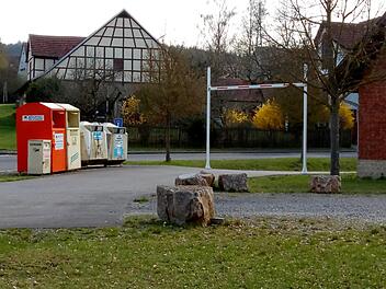 Damit keine Lkw auf den Parkplatz am Bahnhof Rothhausen fahren können, hat die Gemeinde eine Höhenbegrenzung errichtet. Foto: Daniel Wiener