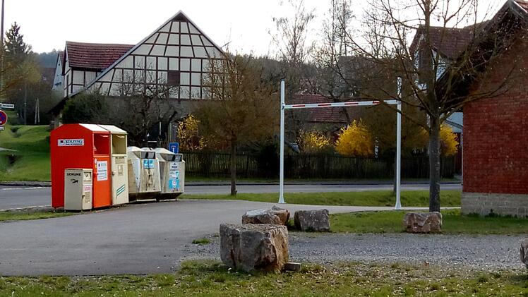Damit keine Lkw auf den Parkplatz am Bahnhof Rothhausen fahren können, hat die Gemeinde eine Höhenbegrenzung errichtet. Foto: Daniel Wiener